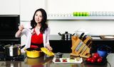 组图：董璇杂志大片秀厨艺 享受快乐厨房生活