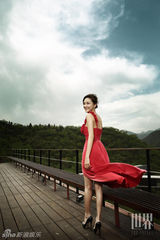 组图：应采儿写真裙角飞扬享受明媚阳光