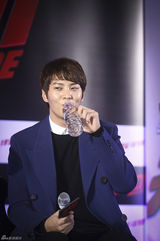 独家：金亚中朱元宣传新片 与观众互动送拥抱