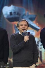 组图：刘亦菲咖啡误泼导演陈嘉上 尴尬道歉卖萌