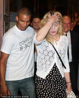 组图：麦当娜牵男友现身音乐节 大笑露满口金牙