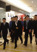 组图：郭晓冬助阵名表新品发布 保镖护驾派头十足