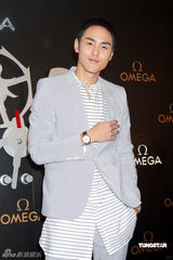 幻灯图集：阮经天艳福不浅 与三位名模一同代言