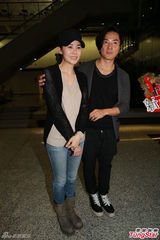 组图：郑伊健蒙嘉慧高调返港 十指紧扣四秀婚戒