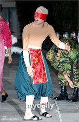 组图：SJ庆出道8周年机场上演变装秀 整疯粉丝