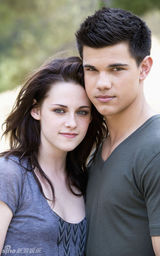 高清组图：《新月》票房大热 男女主角浪漫写真曝光