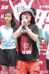 组图：歌迷自发致敬黄家驹 举行海阔天空百人奏