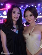 组图：孟茜出席时尚庆典 白色长裙闪耀全场