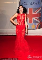 组图：Jessie J透视裙极尽诱惑 登台为火星哥颁奖