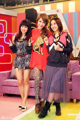 组图：萧亚轩上瑶瑶节目宣传新碟 自曝不爱大胸