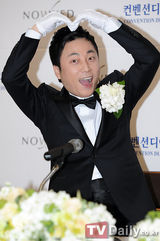 组图：韩星姜虎东刘在石贺好友禹成民大婚