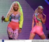 组图：麻辣鸡个唱粉丝强行上台 与保镖激烈扭打