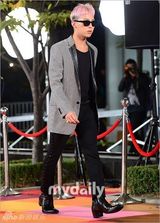 组图：李钟硕GD等闪耀颁奖红毯 女偶像尴尬跌倒