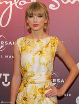 组图：泰勒-斯威夫特印花礼服俏丽亮相