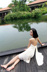 组图：张歆艺杂志大片美背丝滑长腿诱人