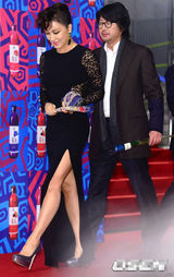 组图：严正花性感长裙秀美腿搭档金允锡亮相