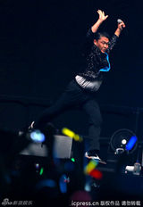 高清图：鸟叔新加坡火爆开唱 跳马舞酣畅淋漓