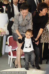 幻灯图：董洁带爱子出席某童装店开业 场面温馨