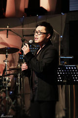 组图：崔子格北京演唱会落幕 造型暗黑叛逆