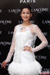 组图：佘诗曼岑丽香白裙同行 称与TVB尚有合约