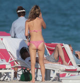 组图：名媛超模乔治亚海滩度假 豪放撅臀秀椒乳