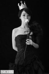 组图：谢楠黑裙神秘诱惑 与吴京亲密相拥