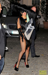 组图：Gaga伦敦二手店购物 绷带皮草装真空上阵