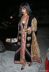 组图：蕾哈娜高叉紧身衣配土豪外套 秀火辣身材