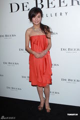 组图：赵薇忙于导演新电影 与林嘉欣分享儿女经