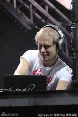 组图：美国音乐节疯狂女粉丝撩衣露双弹火辣