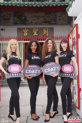 组图：巴黎癫马首度访港 黄长兴获香吻艳福不浅