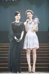 组图：李宇春榜中榜揽3奖 蔡依林险走光