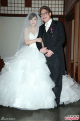 组图：黄小柔出嫁盼造人 穿低胸婚纱挽老公亮相