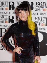 组图：莉莉-艾伦黄发抢眼 紧身亮片裙性感火辣