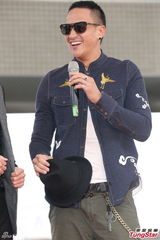 组图：何润东剃头为AK站台 现场学跳手指舞