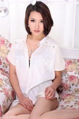 组图：刘思言写真展性感身段 化身猫女上演慵懒魅惑