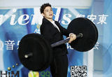组图：倪安东新专辑发布现场与轻松熊互动