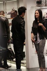 组图：姚晨捞金与冯绍峰热聊 哺乳期滴酒不沾