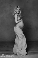 组图：夏奇拉携男友半裸写真 挺大肚幸福洋溢