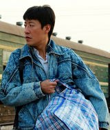 组图：《快乐人生》曝于震80年代造型