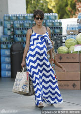 组图：47岁哈莉-贝瑞孕肚暴突 蓝白裙窈窕风情