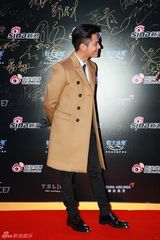 组图：微博之夜红毯 陈坤微笑亮相帅气有型