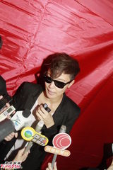 组图：何韵诗参与同志游行 父母支持下出柜