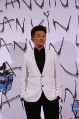 组图：苏有朋与范冰冰倪妮同台看秀