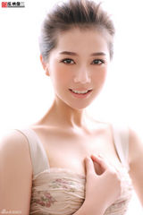 组图：新秀彭杨时尚写真靓丽典雅