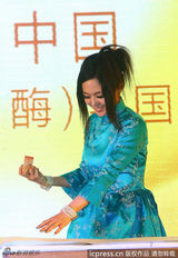 组图：苍井空着旗袍甜美亮相 现场大秀书法