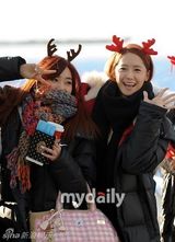 组图：少女时代集体着可爱圣诞装扮赴日宣传