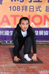 组图：《痞子英雄2》将拍 蔡岳勋陪老婆练瑜伽