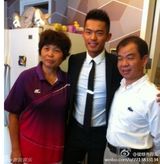 组图：林丹携伴郎团迎亲受阻 携手大跳四小天鹅