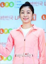 组图：韩花滑选手金妍儿粉装甜笑参加欢迎会